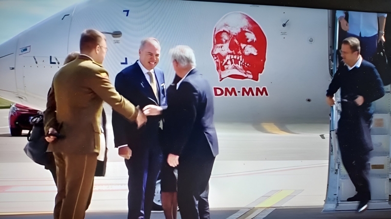 Fotografia dimineții - Delegația Luxemburgului a sosit la Vilnius, pentru summitul NATO, cu avionul folosit de trupa Depeche Mode în turneul Memento Mori