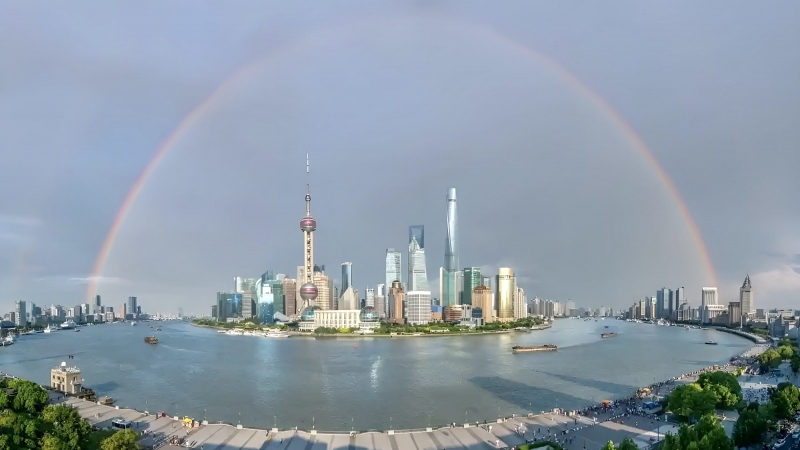 Fotografia dimineții - Curcubeul surprins deasupra districtului financiar Lujiazui din Shanghai, China