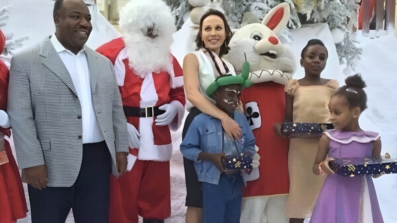 Fotografia dimineții - Fostul președinte al Gabonului, Ali Bongo, demis de lovitura de stat care a avut loc miercuri, a importat zăpadă artificială pentru ca familia sa să poată avea un Crăciun înzăpezit