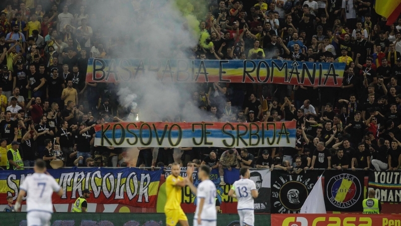 Fotografia dimineții - Bannerul afișat de suporterii români, pe care scrie “Kosovo e Serbia”, a dus la oprirea meciului dintre România și Kosovo pentru aproape o oră