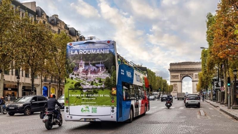 Fotografia dimineții - România își face reclamă pe străzile din Paris cu zeci de panouri publicitare și autobuze colantate