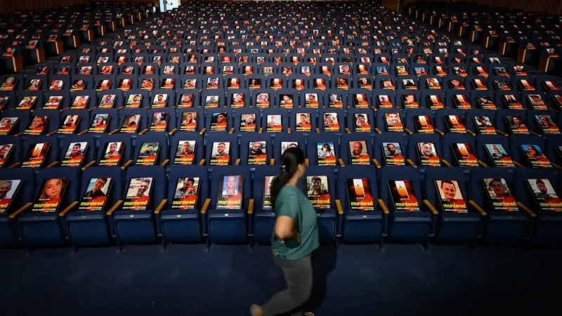 Fotografia dimineții este din Tel Aviv unde fotografiile a peste 1000 de israelieni uciși, dispăruți sau răpiți, după atacul Hamas, au fost expuse în auditoriul Smolarz